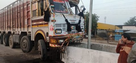 ओव्हरटेक करतांना अचानक समोर आला डिव्हायडर; पण दैव बलवत्तर म्हणून वाचले प्राण