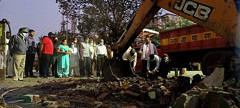 जळगावातील वादग्रस्त अतिक्रमण मनपाने पहाटे काढले; आणि गणेश कॅालनी रस्त्याने घेतला मोकळा श्वास