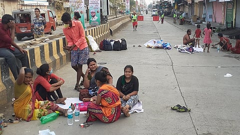 मंठा : गावाकडे पायी जाताना पहाटे मुख्य रस्त्यावर थांबलेले कुटुंब.