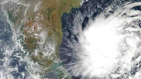 Cyclone Mora hits Bangladesh coast, nearly 3 lakh evacuated