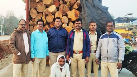 मुंबई- गोवा महामार्गावर विनापरवाना खैराची वाहतूक करणाऱ्या टेम्पोवर कारवाई