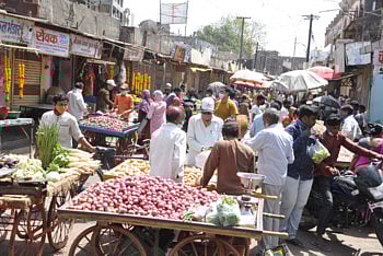 नंदूरबारमध्ये सकाळी बाजारपेठेत गर्दी अन् दुपारनंतर शुकशुकाट