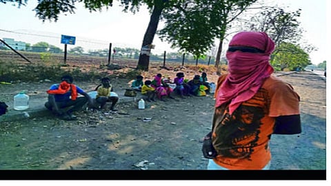 माणूसकीचा आटला झरा! गावाकडे परतणाऱ्या कुटुंबाची काय ही अवहेलना?