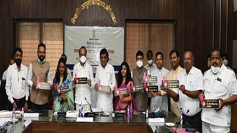 नांदेड - 'बेटी बचाओ बेटी पढाओ' हा उपक्रमाच्या पुस्तिकेचे प्रकाशन उपमुख्यमंत्री अजित पवार, पालकमंत्री अशोक चव्हाण आदी मान्यवरांच्या हस्ते सोमवारी औरंगाबादला करण्यात आले.