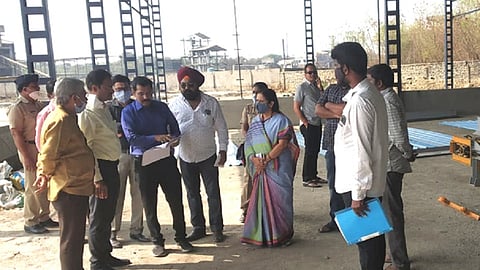 नांदेड - शांतीधाम येथील विद्युतदाहिनी व तुप्पा येथील खतनिर्मिती प्रकल्पाच्या कामाची महापौर आणि आयुक्तांनी पाहणी केली.