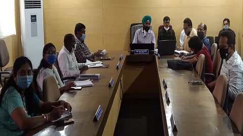 नांदेड - महापालिकेच्या स्थायी समिती सभागृहात सभापती विरेंद्रसिंग गाडीवाले यांच्या अध्यक्षतेखाली अर्थसंकल्पाची सभा बुधवारी सायंकाळी आॅनलाइन घेण्यात आली.