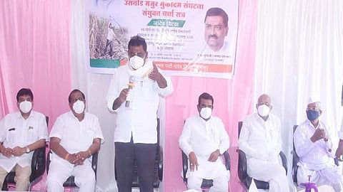 नांदेड - ऊसतोड संघटनेच्या संयुक्त चर्चासत्रात आमदार सुरेश धस.