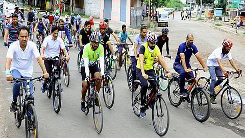 नांदेडच्या जिल्हाधिकारी, आयुक्तांनी चालवली सायकल.