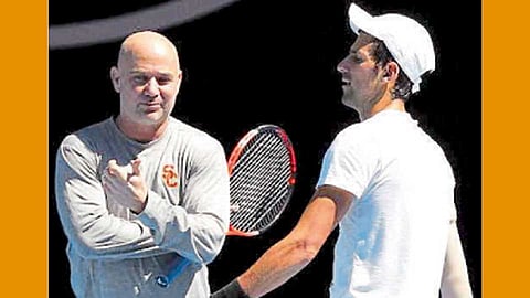 जोकोविचला सरावाच्या वेळी मार्गदर्शन करताना अगासी.