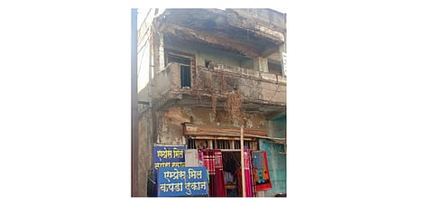 Part of the dilapidated building collapsed in Nagpur