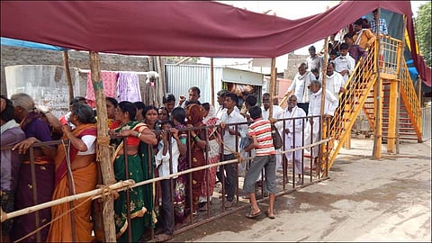 पंढरपूर: येथे मंगळवारी सकाळी विप्रदत्त घाटाजवळ गेलेली दर्शन रांग. (छायाचित्र - राजकुमार घाडगे, पंढरपूर)