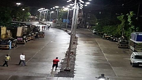 पनवेल रेल्वेस्थानकाकडील रस्ता चकाचक झाला आहे.