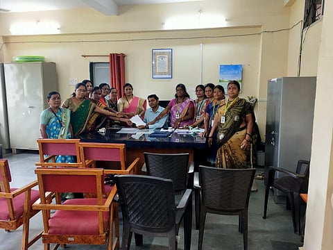 पारशिवनी ः न्यायव्यवस्था पूर्ववत करण्याच्या मागणीसाठी उपोषणावर बसलेल्या महिलांची प्रकृती विचारात घेता उपोषणाची सांगता होण्याच्या मागणीसाठी निवेदन देताना महिला.