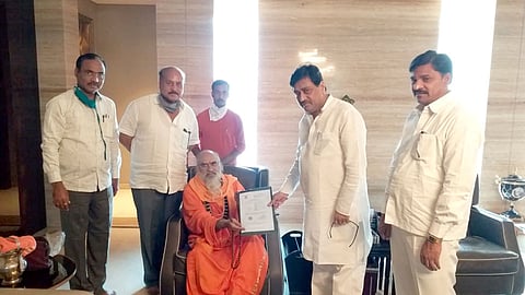 नांदेडचे पालकमंत्री अशोक चव्हाण यांनी श्री केदार जगद्गुरुंना वाहन प्रवास परवाना मिळवून दिला