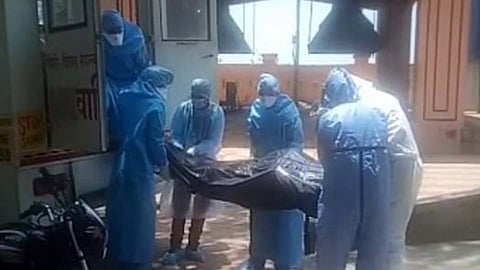 कोरोनाने मृत्यू झालेल्यांचा अंत्यसंस्कार कसा करतात? या कोरोना योद्ध्यांचा हा व्हिडिओ पाहा...