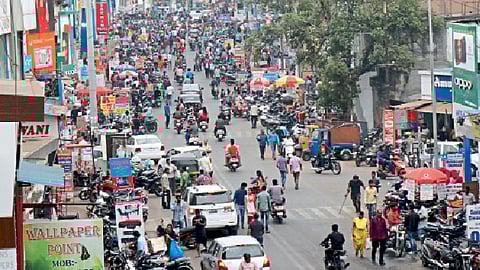 रस्त्यावरील पार्किंग अन् वाहतुकीचा बोजवारा