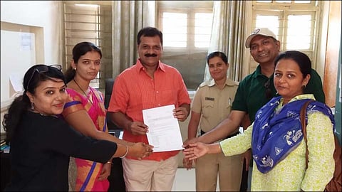 वाहतुकीची समस्या सुटावी याकरिता देहूरोड पोलिसांना निवेदन देतांना प्राजक्ता रुद्रावर, पौर्णिमा पालेकर,पो. उप. लांडगे,अन्वर मुलाणी, केतकी नायडू