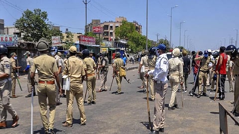 maharashtra lockdown 335 cases of attack on police person