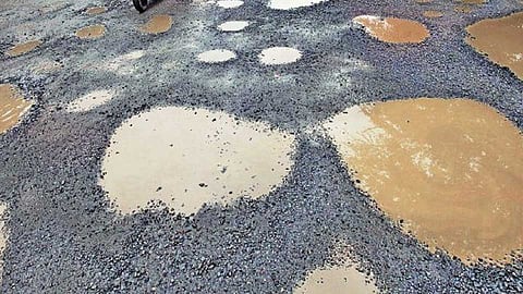 कल्याणमध्ये पावसामुळे रस्त्यावर खड्डे; वाहतुकीची कोंडी