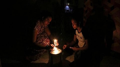"उन्हाळ्याचे दिवस आहेत साहेब, वीज कापू नका, तुमच्या पाया पडते; पण त्यांनी माझे ऐकले नाही"