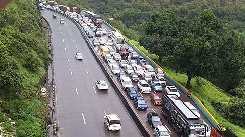 Breaking : पुणे-मुंबई द्रुतगती मार्गावरील वाहतूक ठप्प!
