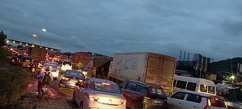 खेड-शिवापूर टोल नाक्यावर तुफान वाहतूक कोंडी; नागरिक त्रस्त