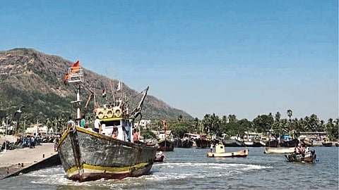 रेवस : करंजा खाडीवर पूल नसल्याने मुरूड, अलिबाग, उरण आणि नवी मुंबईतील प्रवाशांना बोटींचा अाधार घ्यावा लागतो.