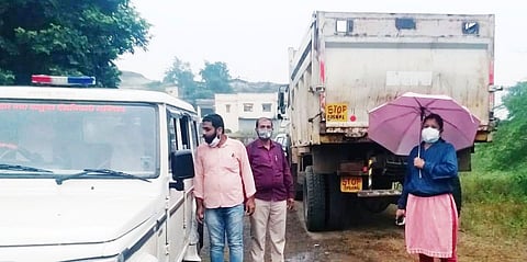 वाळूमाफिया तहसिलदारांनाच म्हणतात, 'आमची वाहने घेवून कशी जाता ते बघतो' मग काय...