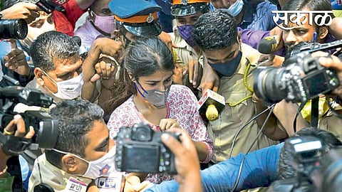 सुशांतसिंह राजपूत प्रकरणात विविध वाहिन्यांनी स्वतःच तपासाचा आव आणून निकाल देत असल्याचं वर्तन केलं. सुशांतची मैत्रिण रिया चक्रवर्ती वाहिन्यांच्या कॅमेऱ्यांच्या गर्दीत सापडली.