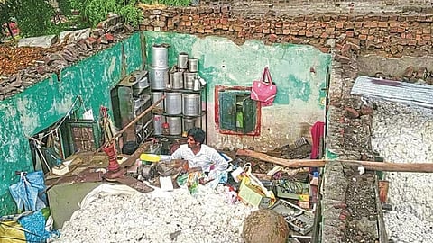 पळसखेडा काळे (ता.भोकरदन) : वादळवाऱ्यासह पावसाने घरावरील पत्रे उडाल्याने झालेले उघड्यावर पडलेला संसार, भिजलेला कापूस.