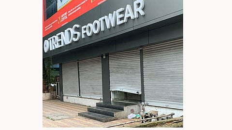 robbery at 4 shops in Audh Pune