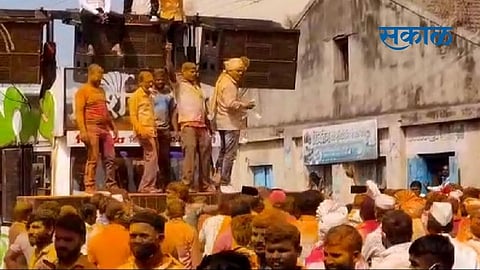 पुणे जिल्ह्यातील गावात सरपंचपदाच्या निवडणुकीनंतर मिरवणुकीत पाडला नोटांचा पाऊस