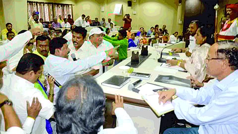 argument between sangli Mayor and Corporator