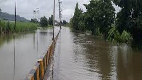 Water on Kasba Bawda Shiye kolhapur road Traffic closed