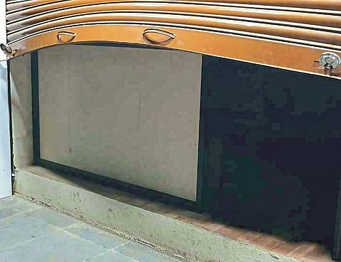 संचारबंदीतही अर्धे शटर उघडून व्यवहार सुरु; चिपळूणातील प्रकार