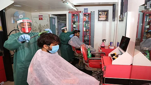 निर्बंध उठले खरे.... पण सलून व्यावसायिकच कात्रीत