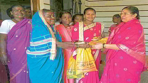 'हे विश्वची माझे घर' मानून शिक्षिकेचा गोरगरिबांना 'आधार'
