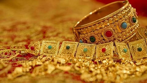 fraud with shroff in gujari kolhapur 30 gram gold theft his employee in kolhapur