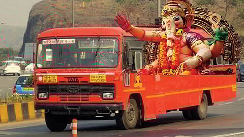 चाकरमान्यांची एसटीकडे पाठ; निर्बंधाच्या अडथळ्यामुळे धावल्या केवळ 220 बस!