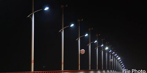 रात्रीचे खड्डे दिसण्यासाठी जळगावच्या रस्त्यांवर ‘एलईडी’चा प्रकाश