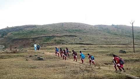 डोंगरातून पायपीट करत अजून किती दिवस आम्ही शाळेत जायचे, कऱ्हाड आगाराच्या कारभारास विद्यार्थी वैतागले