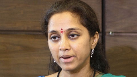 टॅंकर व चारा छावण्या तातडीने सुरू करा - सुळे