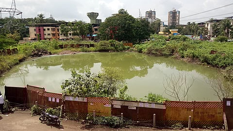 ऐरोलीतील नाट्यगृह बांधण्यासाठी खोदलेला खड्डा