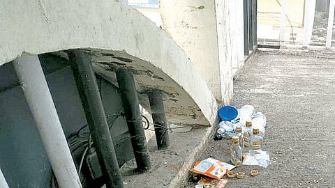 पादचारी पूल बनला तळिरामांचा अड्डा; मलकापुरात महिलांना छेडण्याचेही प्रकार