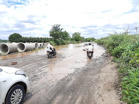 Madhukar Deshmukh Madha taluka chief, said that action should be taken against the officials who were not working on the Tembhurni Mhaswad road
