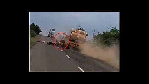 truck tractor accident at indore video viral
