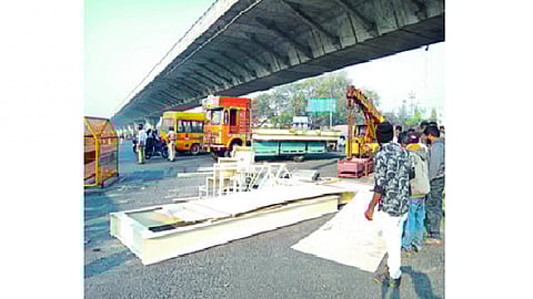 truck at pune highway 1.png