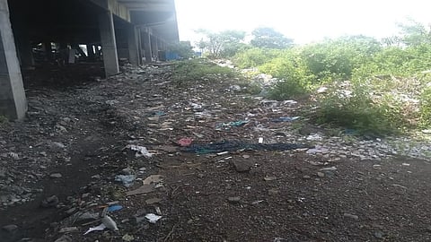 उड्डाणपुलाखाली डेब्रिजचा भराव टाकण्यात आला आहे