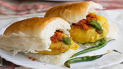 डेंजर प्रकार ! वडा पाव खा, कोरोना पळवा... मुंबईत काहीही होऊ शकतं !