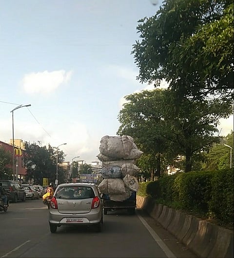 सिंहगड रस्त्यावर धोकादायक वाहतूक